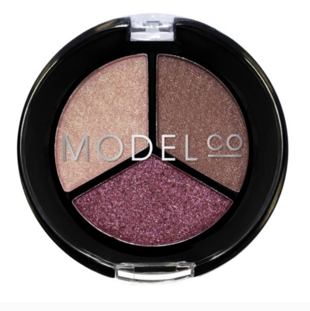 Model metallic eyeshadow Trio